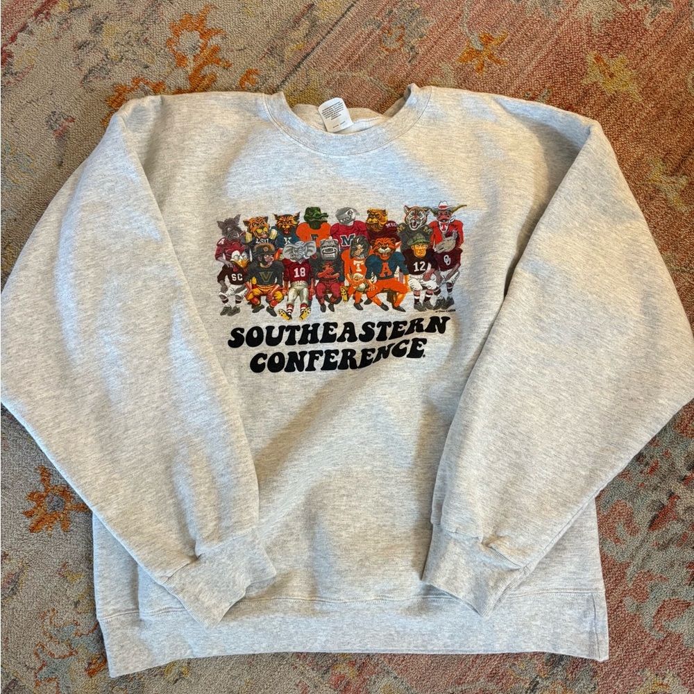 SOLD‼️
Southeastern Conference Gray Crewneck Sweatshirt Classic Style